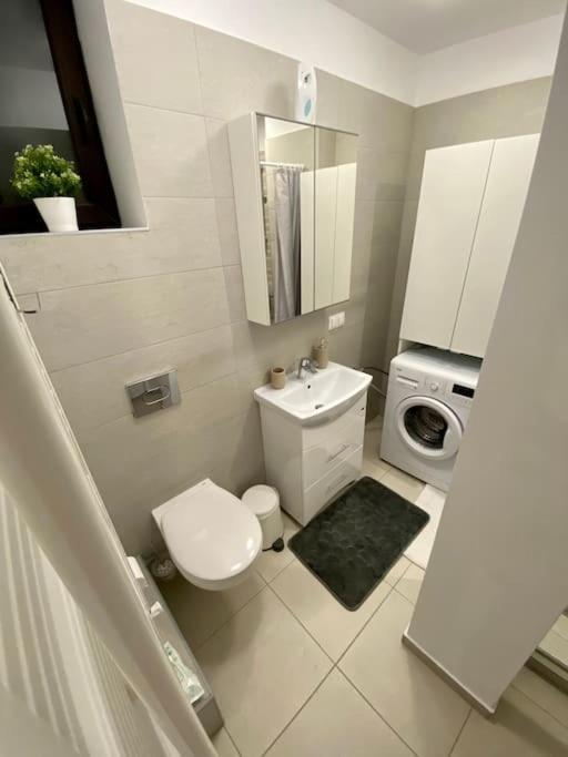 Cozy Central Apartment With 2 Rooms Bucharest Exterior photo