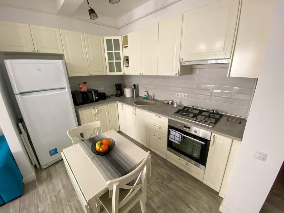 Cozy Central Apartment With 2 Rooms Bucharest Exterior photo